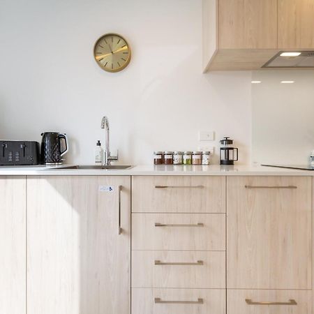 Prime Locale: Studio With Balcony Крайстчърч Екстериор снимка