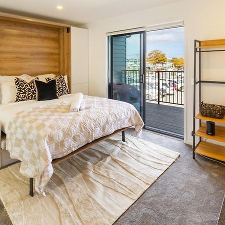 Prime Locale: Studio With Balcony Крайстчърч Екстериор снимка