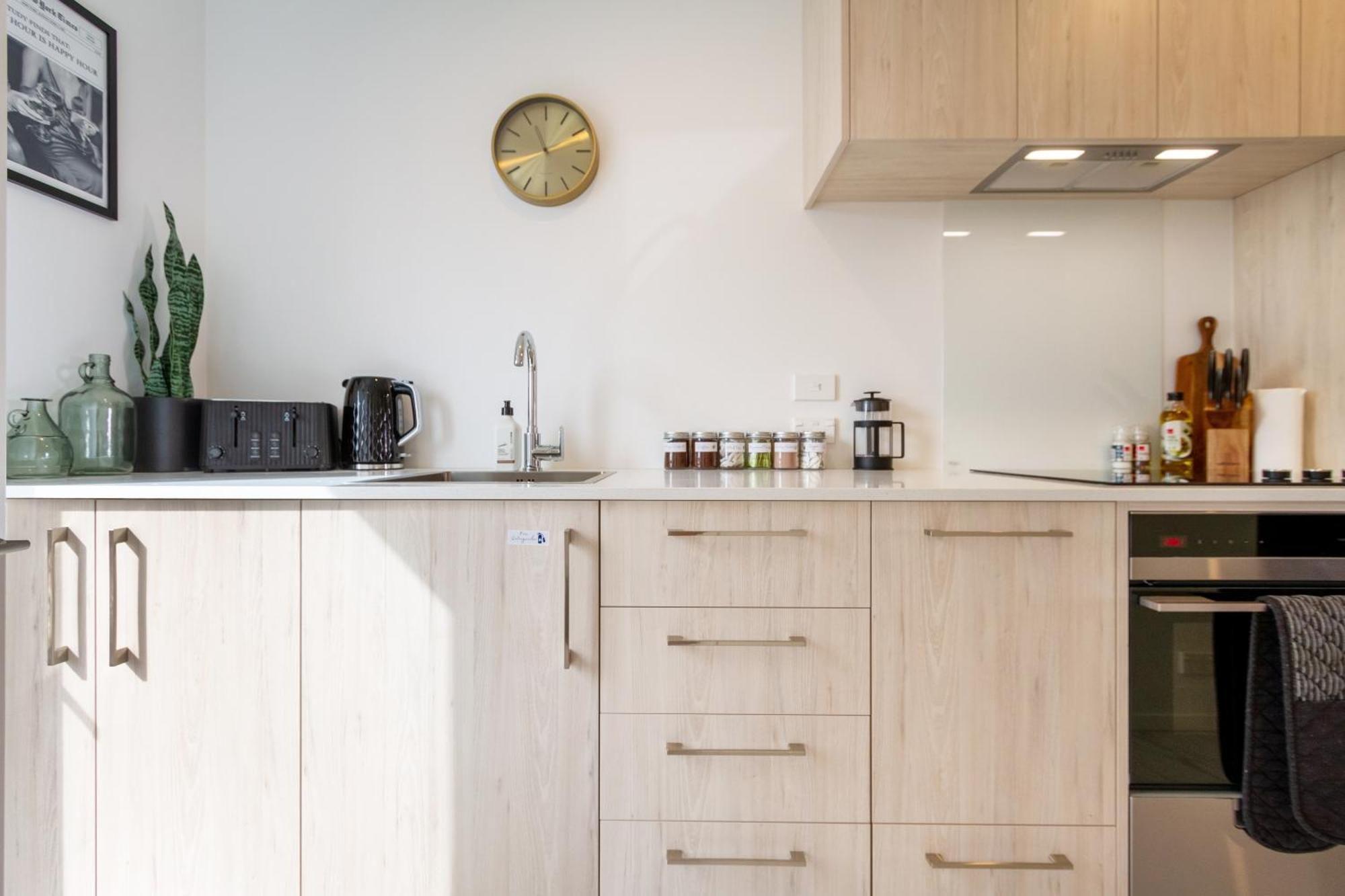 Prime Locale: Studio With Balcony Крайстчърч Екстериор снимка