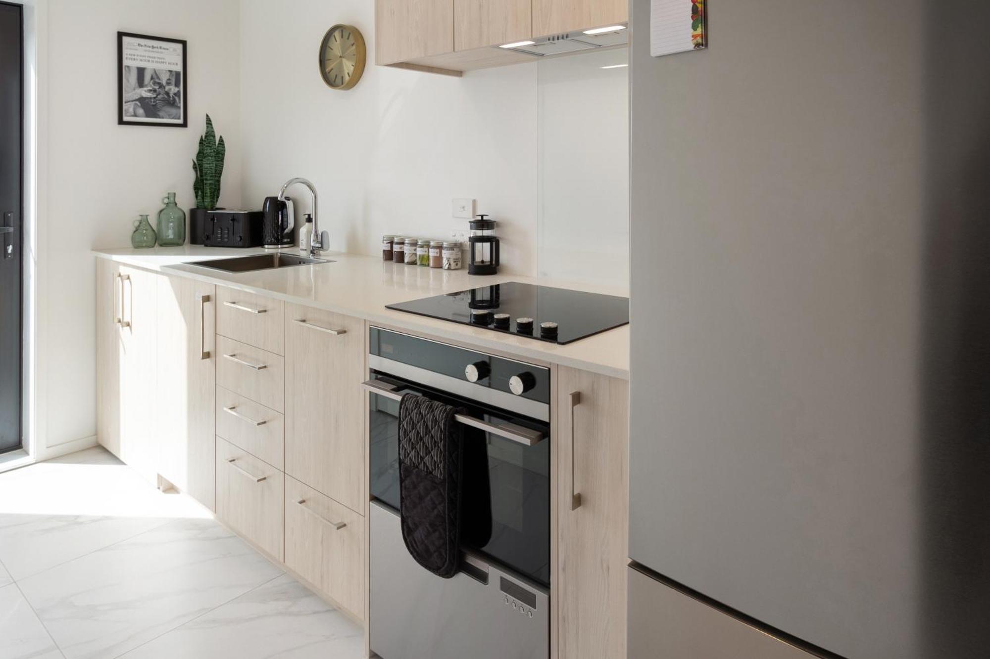 Prime Locale: Studio With Balcony Крайстчърч Екстериор снимка