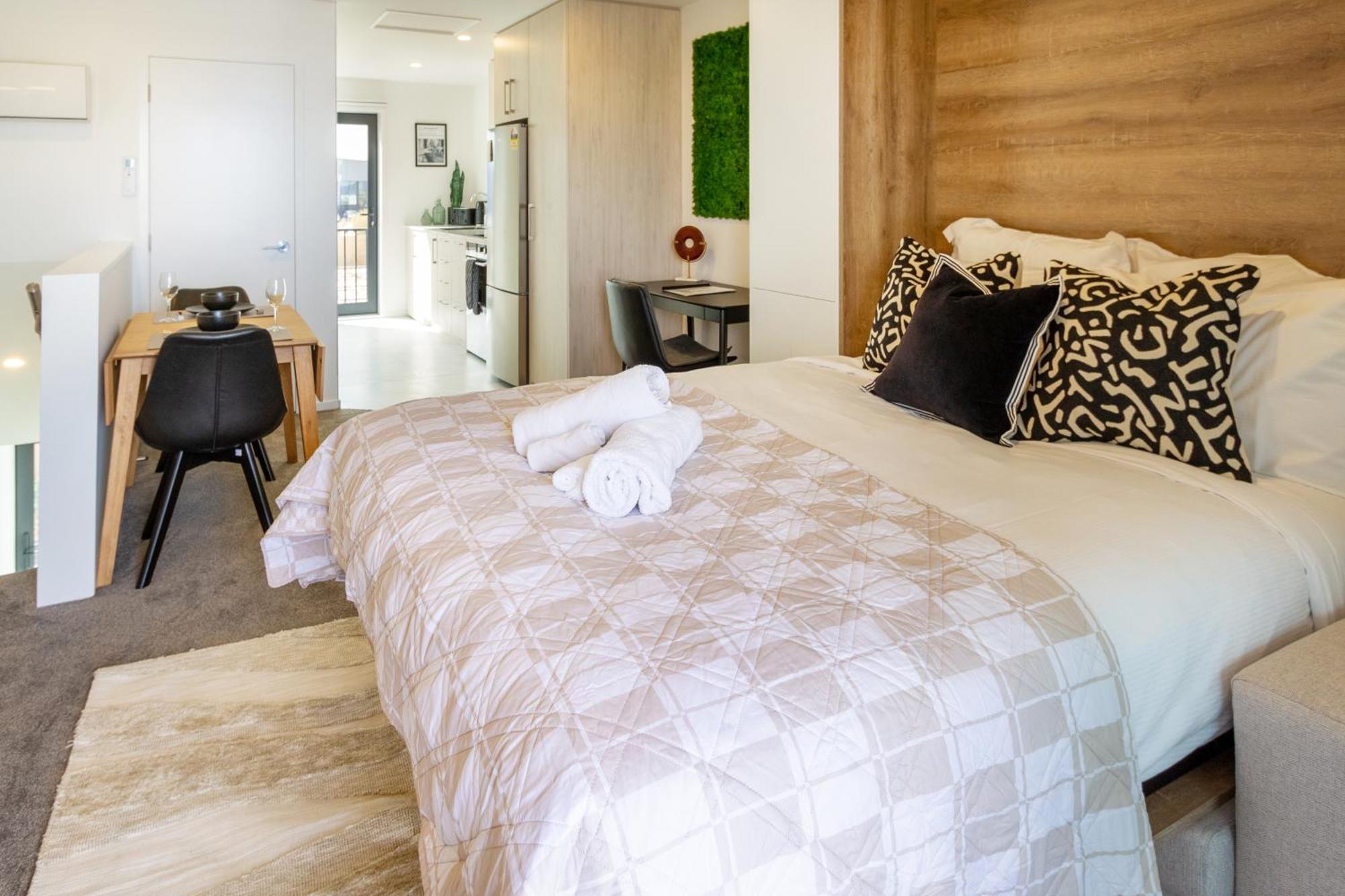 Prime Locale: Studio With Balcony Крайстчърч Екстериор снимка